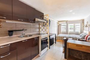 kuchnia ze zlewem i łóżkiem w pokoju w obiekcie Liva Studio center Thessaloniki, Agias Sofias w Salonikach