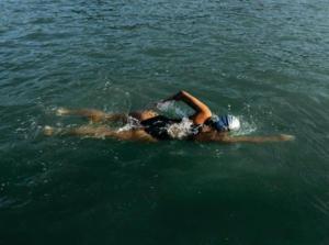 une personne se posant dans l'eau dans l'établissement Casa de praia S Pedro Aldeia sem TV, à São Pedro da Aldeia
