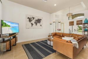 Villa Antonia في كيب كورال: غرفة معيشة مع أريكة وتلفزيون بشاشة مسطحة
