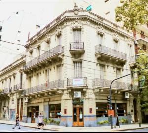 un gran edificio blanco en la esquina de una calle en Hotel europeo en Buenos Aires