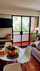 una sala de estar con una mesa con comida. en DEPARTAMENTO San Jorge en Mendoza