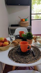 una mesa con cestas de frutas y tazas. en DEPARTAMENTO San Jorge en Mendoza