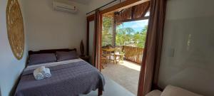 una camera da letto con un letto e vista su un balcone di Pousada Brisa Del Mar a Icaraí Altre 39 foto