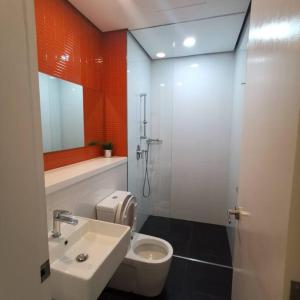 y baño con lavabo, aseo y ducha. en Arcoris Mont Kiara-2-6px-Netflix-Balcony-OSIM-Xbox-Super Fast Internet, en Kuala Lumpur