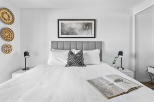 Ένα ή περισσότερα κρεβάτια σε δωμάτιο στο Kirra Views