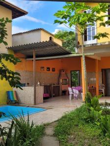 uma vista exterior de uma casa com um pátio em Hospedagem Recanto do Lago em Angra dos Reis