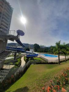 una piscina con un tobogán en un parque en Apartamento Recreativo en Santa Fe de Antioquia