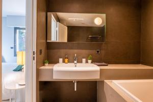 y baño con lavabo blanco y espejo. en SERRENDY 2-bedroom- with terrace & pool, en Cannes