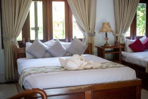 A bed or beds in a room at Phum Khmer Resort