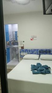 Una cama con un arco azul en una habitación en Apartahotel El paraiso, en Cali