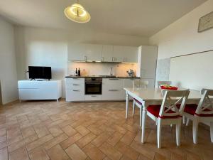 een keuken met een tafel en stoelen en een eetkamer bij Belvilla by OYO Landman Apartment in Larciano