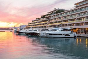 um grupo de barcos ancorados ao lado de um hotel em Le Meridien Lav Split em Podstrana