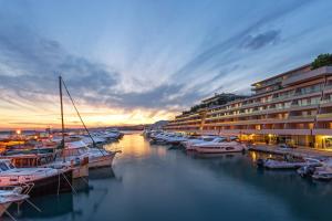 um grupo de barcos ancorados numa marina ao pôr-do-sol em Le Meridien Lav Split em Podstrana