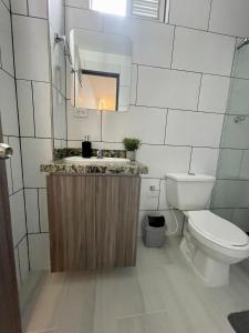 een badkamer met een wastafel en een toilet bij PP Nuevo Apartamento Moderno y Central in Ibagué