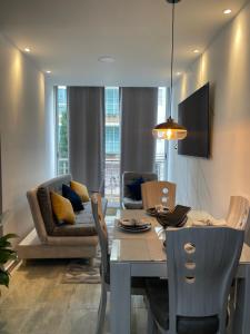 comedor y sala de estar con mesa y sillas en PP Nuevo Apartamento Moderno y Central, en Ibagué