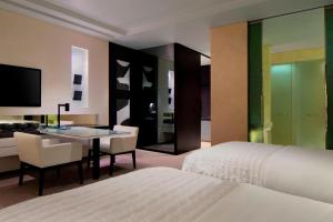 Letto o letti in una camera di Le Méridien Dubai Hotel & Conference Centre