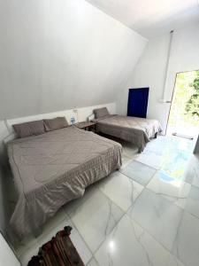 - une chambre avec 2 lits et une carte murale dans l'établissement Nest Beach Club, à Koh Rong