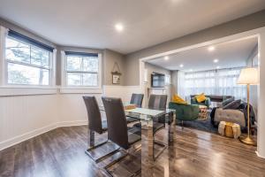 uma sala de estar com mesa e cadeiras em Cozy Chic Oasis 3 Bedroom em Halifax