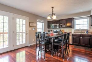 cocina con mesa de comedor y sillas en Hoosier Happiness Townhouse - 2 King Size Bedroom Suites, en Bloomington