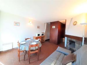 a living room with a table and a couch at Studio Saint-Lary-Soulan, 1 pièce, 4 personnes - FR-1-457-250 in Saint-Lary-Soulan