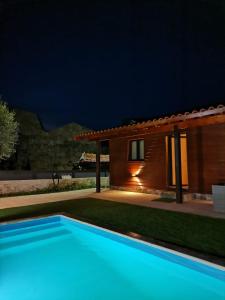 uma piscina em frente a uma casa à noite em Perfect Mountain Lodge with Pool em Fafião