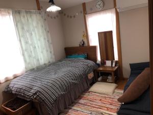 Katil atau katil-katil dalam bilik di 男性のみでの利用不可ーペット連れ歓迎 女性連れ専用ーotomari MUSUHIータイ古式マッサージや妊産婦ケアが受けられる 源泉掛け流し温泉側の宿 ドッグラン可