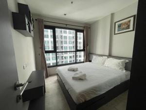Säng eller sängar i ett rum på The Base Central Pattaya Thai