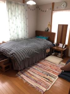 Katil atau katil-katil dalam bilik di 男性のみでの利用不可ーペット連れ歓迎 女性連れ専用ーotomari MUSUHIータイ古式マッサージや妊産婦ケアが受けられる 源泉掛け流し温泉側の宿 ドッグラン可 +37 gambar