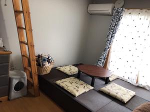 Ruang duduk di 男性のみでの利用不可ーペット連れ歓迎 女性連れ専用ーotomari MUSUHIータイ古式マッサージや妊産婦ケアが受けられる 源泉掛け流し温泉側の宿 ドッグラン可