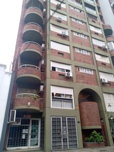 un edificio de apartamentos con balcones en un lateral en Departamento en el centro de Rosario en Rosario