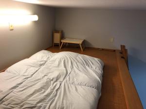 Katil atau katil-katil dalam bilik di 男性のみでの利用不可ーペット連れ歓迎 女性連れ専用ーotomari MUSUHIータイ古式マッサージや妊産婦ケアが受けられる 源泉掛け流し温泉側の宿 ドッグラン可