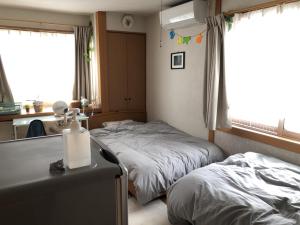 Katil atau katil-katil dalam bilik di 男性のみでの利用不可ーペット連れ歓迎 女性連れ専用ーotomari MUSUHIータイ古式マッサージや妊産婦ケアが受けられる 源泉掛け流し温泉側の宿 ドッグラン可