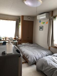Katil atau katil-katil dalam bilik di 男性のみでの利用不可ーペット連れ歓迎 女性連れ専用ーotomari MUSUHIータイ古式マッサージや妊産婦ケアが受けられる 源泉掛け流し温泉側の宿 ドッグラン可