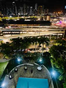una vista aérea de una ciudad por la noche en Ap climatizadoBoa Viagem, en Recife