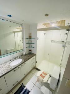 y baño con lavabo, ducha y aseo. en Ap climatizadoBoa Viagem, en Recife