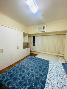 1 dormitorio con 1 cama azul grande en una habitación en Ap climatizadoBoa Viagem, en Recife