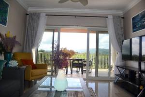 ein Wohnzimmer mit einem Sofa und einem Tisch in der Unterkunft 3Bedroom Vacation Condo Resort 3 in Ocho Rios