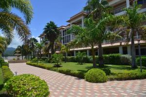 ein Resort mit Palmen vor einem Gebäude in der Unterkunft 3Bedroom Vacation Condo Resort 3 in Ocho Rios