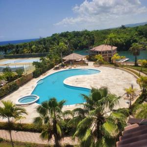 einen Luftblick auf einen Pool in einem Resort in der Unterkunft 3Bedroom Vacation Condo Resort 3 in Ocho Rios