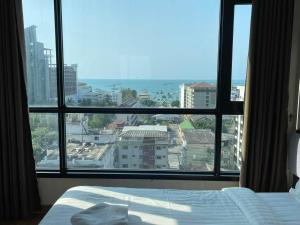 Säng eller sängar i ett rum på The Base Central Pattaya Thai