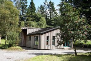 un pequeño edificio con un árbol delante de él en Ballyhoura Mountain Lodges, en Ballyorgan