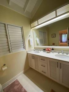 Bathroom sa Lovely 3 Bedroom Vacay Home JA4