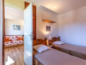um quarto com duas camas e uma porta de correr em Appartement La Plagne, 2 pièces, 4 personnes - FR-1-351-80 em La Plagne