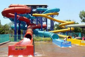 einen Wasserpark mit einer Wasserrutsche in der Unterkunft Zenhouse: Stylish Muirhead Home Near Park/Hospital in Leanyer