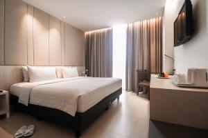 Un pat sau paturi într-o cameră la PRIME PARK Hotel Bandung