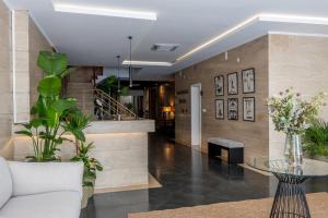 vestíbulo con sofá y mesa con plantas en Bossa & Bed Hostel, en Lisboa