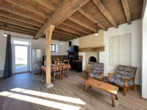 Część wypoczynkowa w obiekcie Charmant gîte à la ferme avec tout confort, proche de Bourbon-l'Archambault, idéal pour randos et curistes - FR-1-489-432