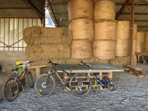 twee fietsen geparkeerd naast een tafel met hooi bij Gîte Ygrande, 3 pièces, 4 personnes - FR-1-489-432 in Ygrande