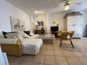 Posedenie v ubytovaní Maison proche plage Grazel, 4 couchages, terrasse, parking, à 4 min des commerces - FR-1-229-813