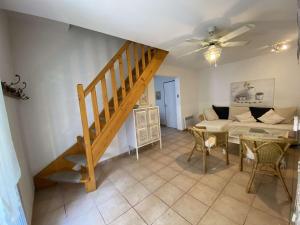 Fotografia z galérie ubytovania Maison proche plage Grazel, 4 couchages, terrasse, parking, à 4 min des commerces - FR-1-229-813 v destinácii Gruissan + 6 fotografií